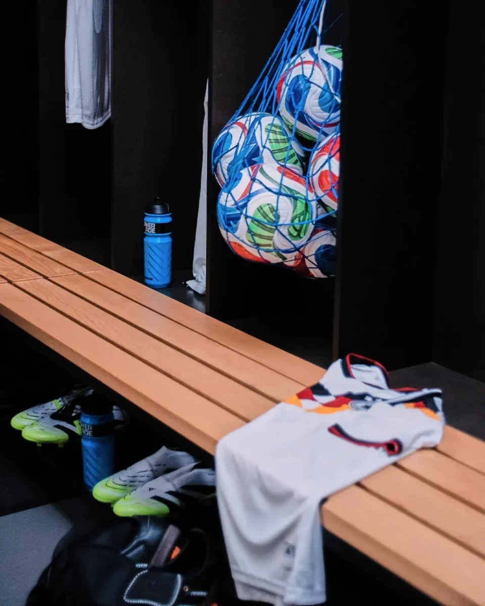 Swipe to discover our favorite moments from our day with the @dfb_teamSwipe und entdecke unsere